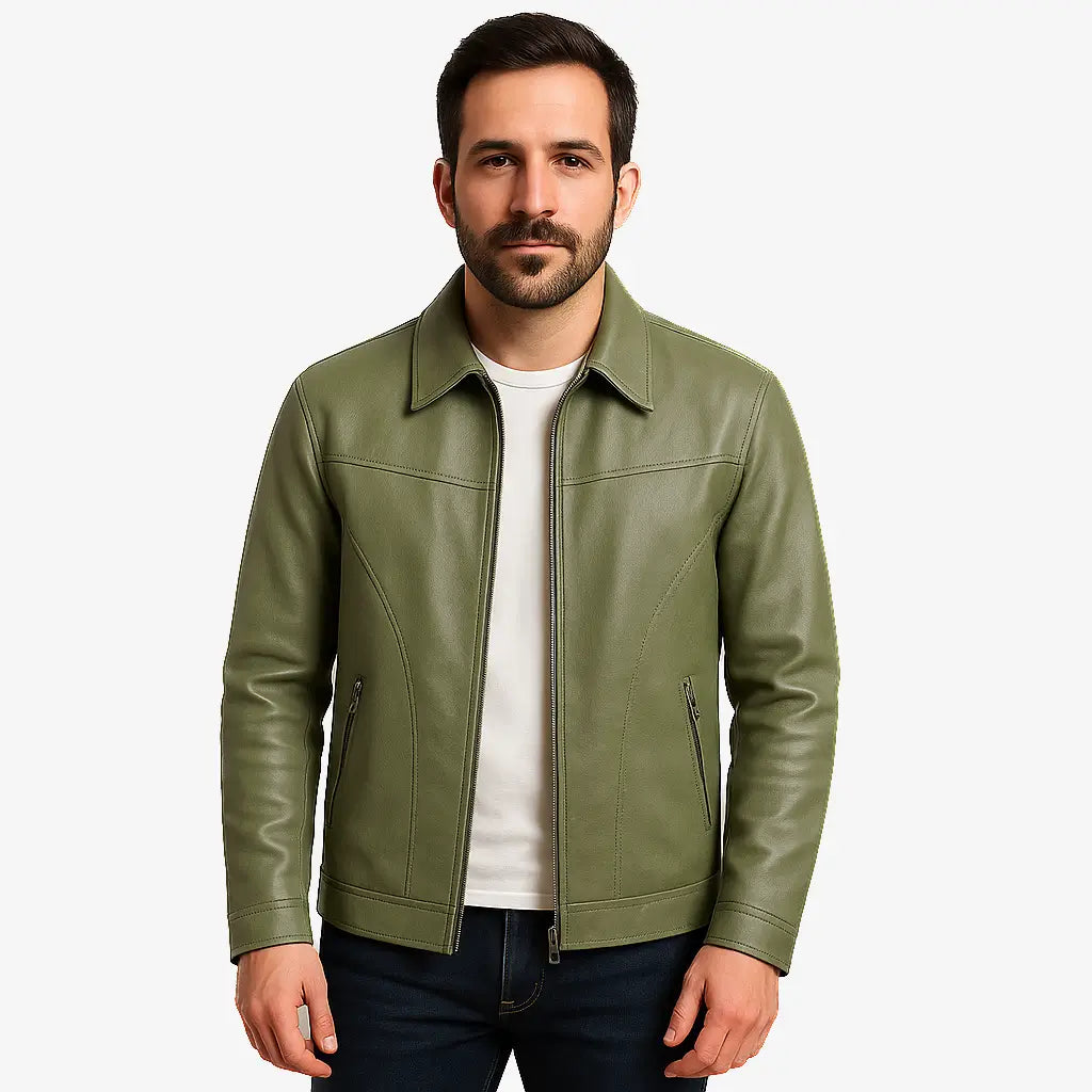 Homem vestindo jaqueta verde masculina em couro  com bolsos e zíper