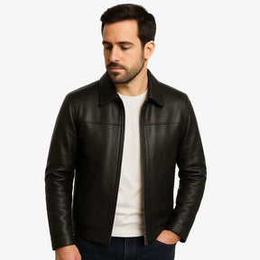 Homem vestindo jaqueta preta masculina em couro  com bolsos e zíper