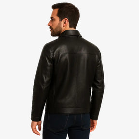 Homem vestindo jaqueta preta masculina em couro  com bolsos e zíper