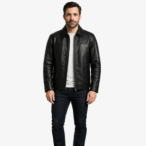 Homem vestindo jaqueta preta masculina em couro  com bolsos e zíper