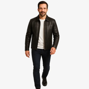 Homem vestindo jaqueta preta masculina em couro  com bolsos e zíper