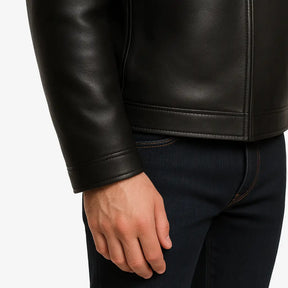 Homem vestindo jaqueta preta masculina em couro  com bolsos e zíper