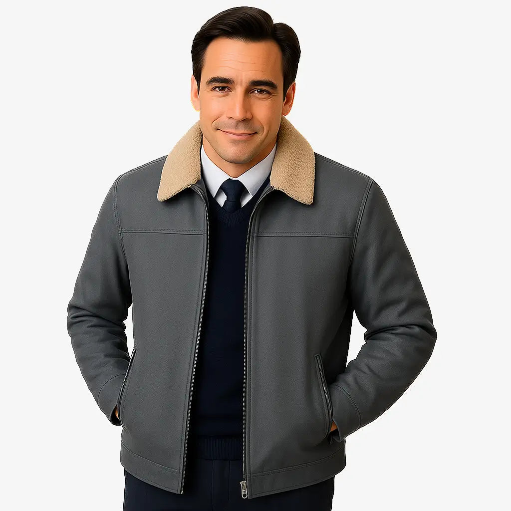 Homem vestindo jaqueta cinza masculina com gola de pelo clara e zíper frontal