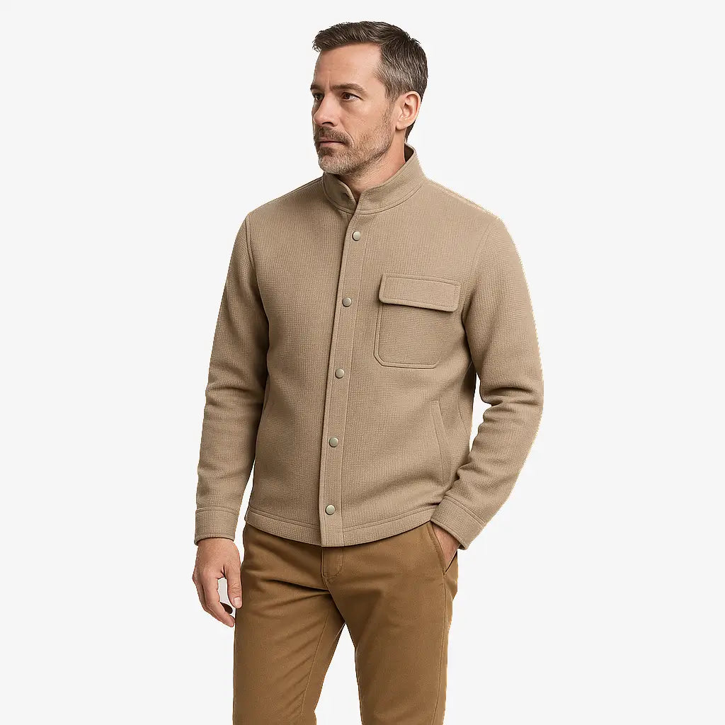 Homem vestindo jaqueta masculina bege com gola alta, bolso superior e fechamento por botões