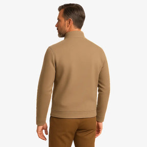 Homem vestindo jaqueta masculina bege com gola alta, bolso superior e fechamento por botões