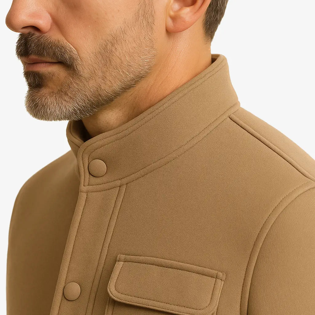 Homem vestindo jaqueta masculina bege com gola alta, bolso superior e fechamento por botões