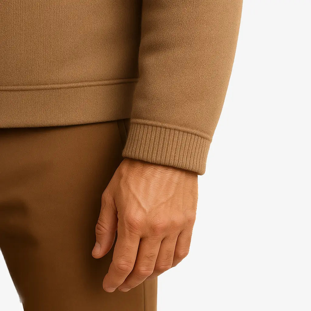 Homem vestindo jaqueta masculina bege com gola alta, bolso superior e fechamento por botões