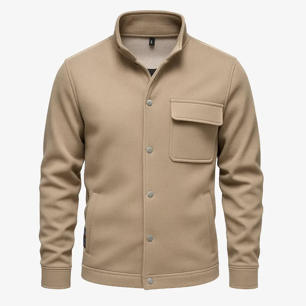 Homem vestindo jaqueta masculina bege com gola alta, bolso superior e fechamento por botões