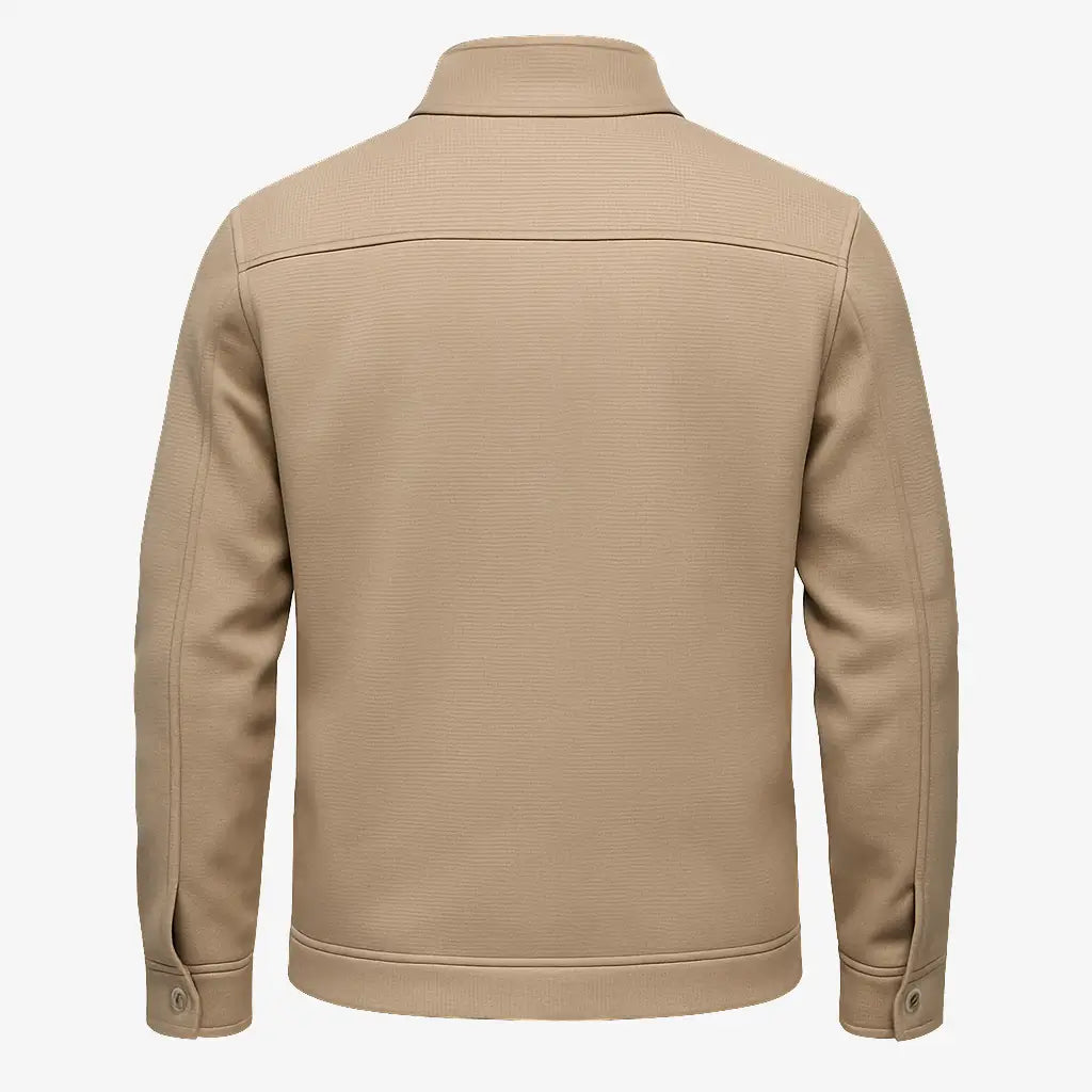 Homem vestindo jaqueta masculina bege com gola alta, bolso superior e fechamento por botões