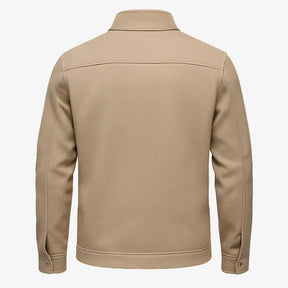 Homem vestindo jaqueta masculina bege com gola alta, bolso superior e fechamento por botões