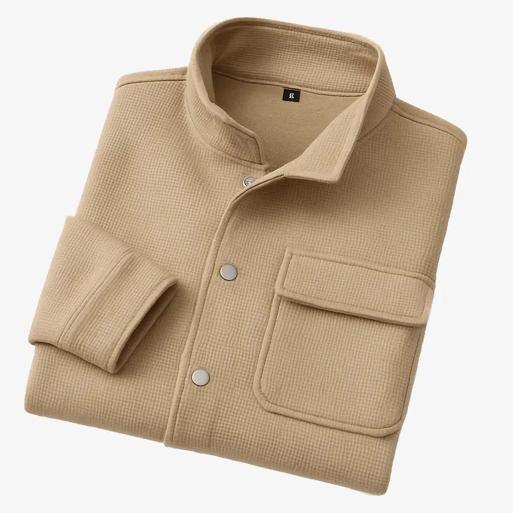 Homem vestindo jaqueta masculina bege com gola alta, bolso superior e fechamento por botões