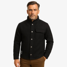 Homem vestindo jaqueta masculina preta com gola alta, bolso superior e fechamento por botões