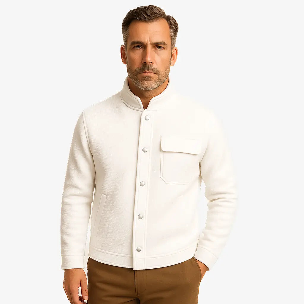 Homem vestindo jaqueta masculina branco com gola alta, bolso superior e fechamento por botões