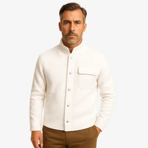 Homem vestindo jaqueta masculina branco com gola alta, bolso superior e fechamento por botões