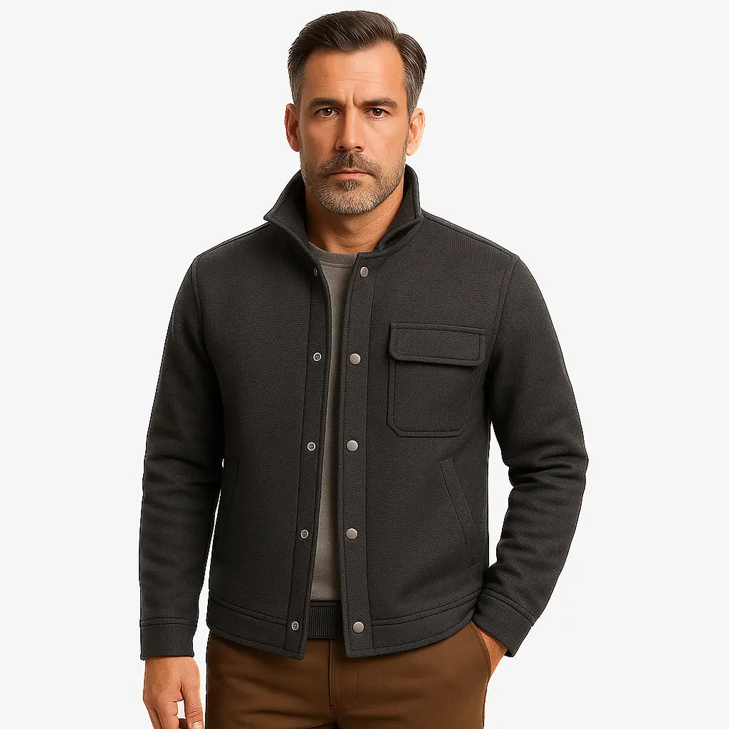 Homem vestindo jaqueta masculina cinza  com gola alta, bolso superior e fechamento por botões