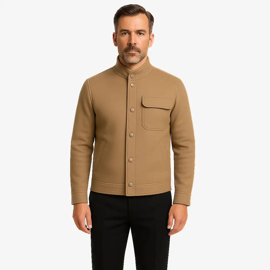Homem vestindo jaqueta masculina bege com gola alta, bolso superior e fechamento por botões