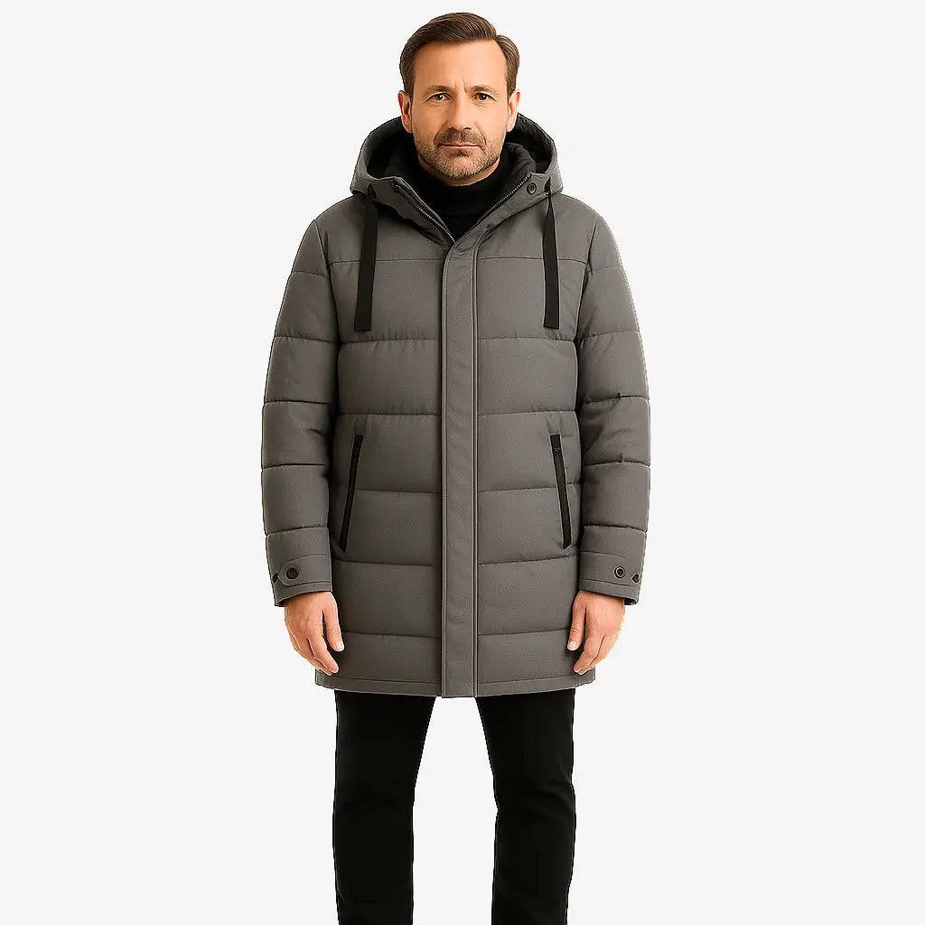 Homem vestindo jaqueta puffer masculina longa cinza com capuz e bolsos verticais