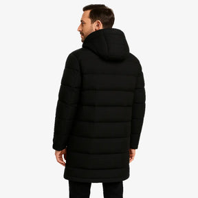 Homem vestindo jaqueta puffer masculina longa preta com capuz e bolsos verticais