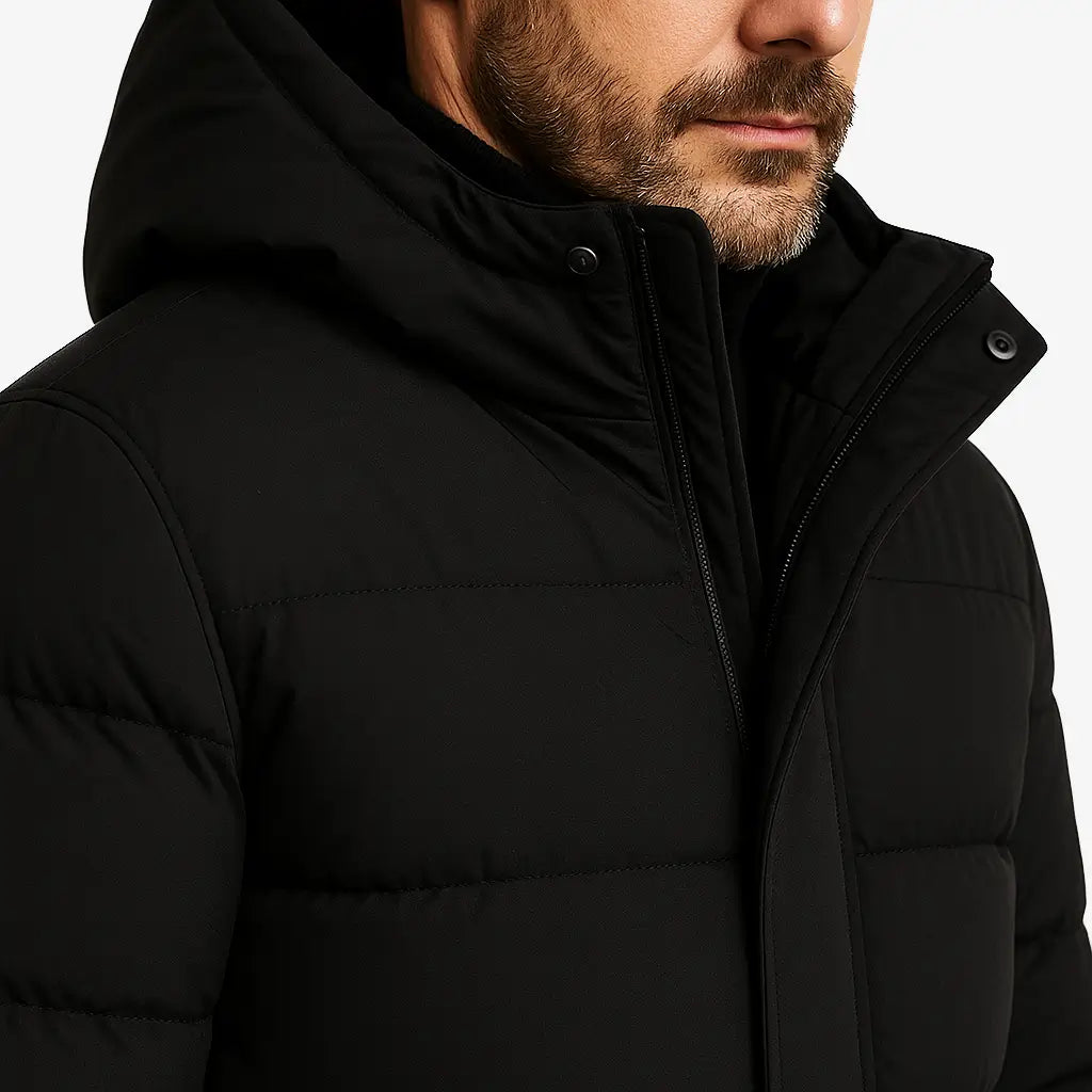 Homem vestindo jaqueta puffer masculina longa preta com capuz e bolsos verticais