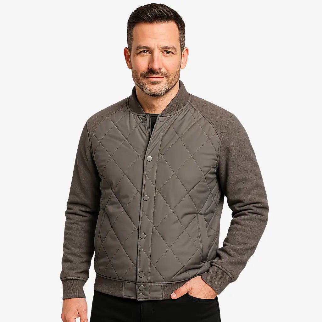 Modelo masculino usando jaqueta bomber cinza acolchoada com fechamento por botões. Estilo casual elegante para dias frios. 