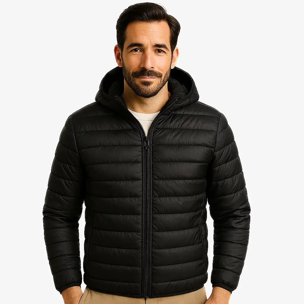 Homem vestindo jaqueta puffer masculina preta com capuz, impermeável e com zíper frontal, ideal para o inverno.