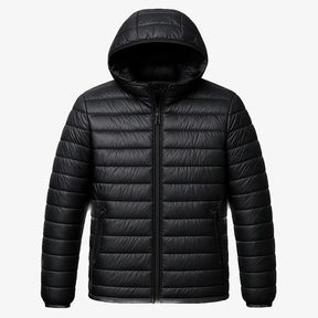 Homem vestindo jaqueta puffer masculina preta com capuz, impermeável e com zíper frontal, ideal para o inverno.