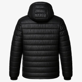 Homem vestindo jaqueta puffer masculina preta com capuz, impermeável e com zíper frontal, ideal para o inverno.