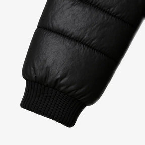 Homem vestindo jaqueta puffer masculina preta com capuz, impermeável e com zíper frontal, ideal para o inverno.