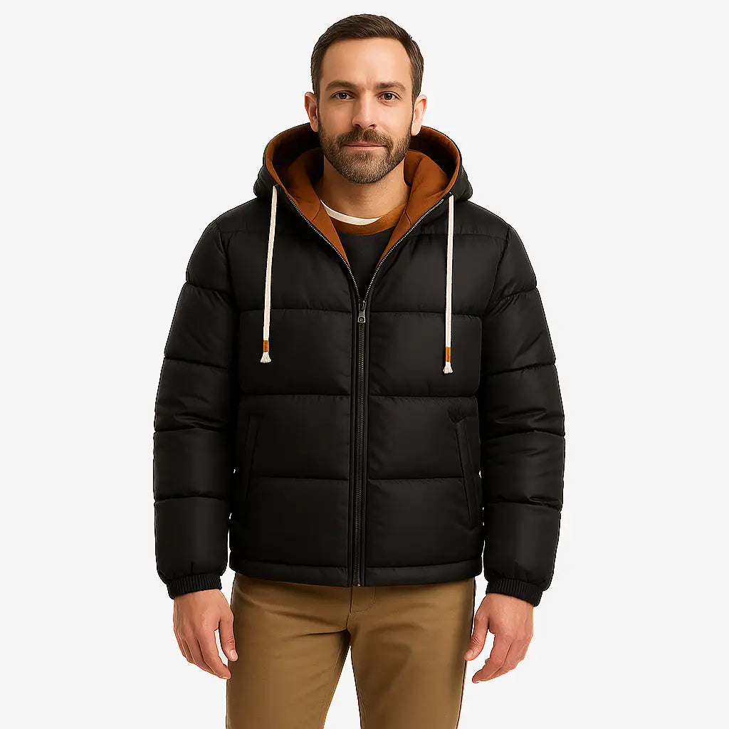 Homem vestindo jaqueta puffer masculina preta com capuz e forro interno marrom