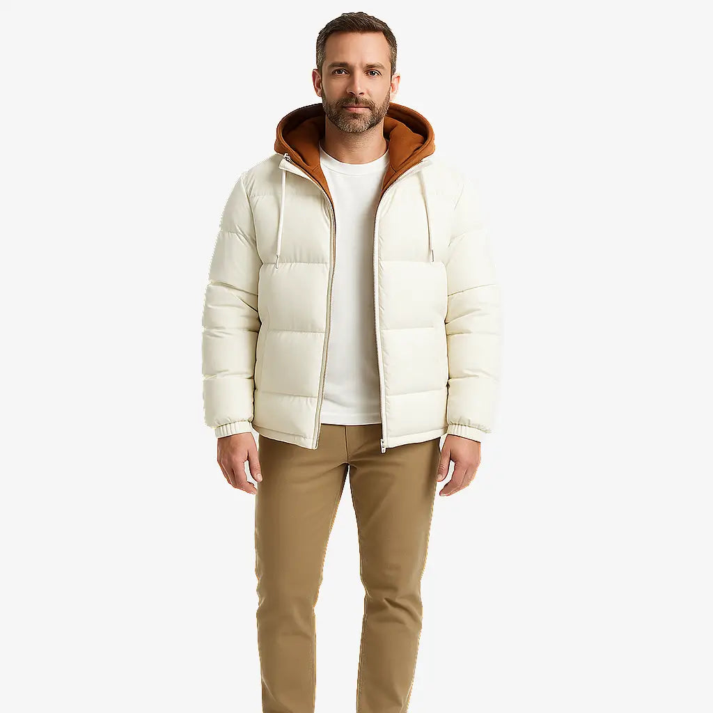 Homem vestindo jaqueta puffer masculina branca com capuz e forro interno marrom