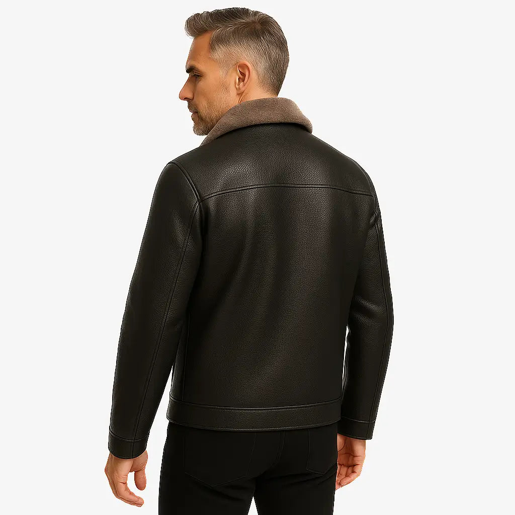 Homem vestindo jaqueta masculina de couro  com gola e forro de cashmere