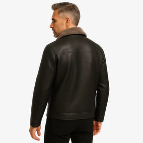 Homem vestindo jaqueta masculina de couro  com gola e forro de cashmere