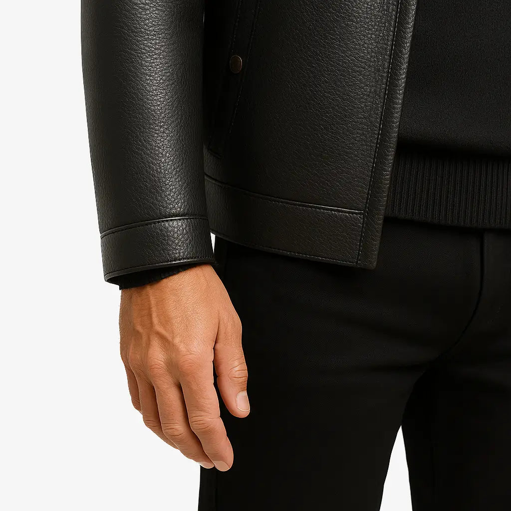 Homem vestindo jaqueta masculina de couro  com gola e forro de cashmere