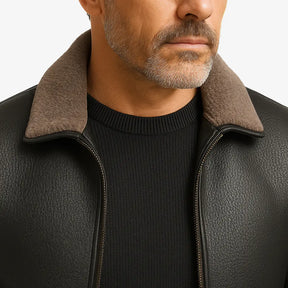 Homem vestindo jaqueta masculina de couro  com gola e forro de cashmere