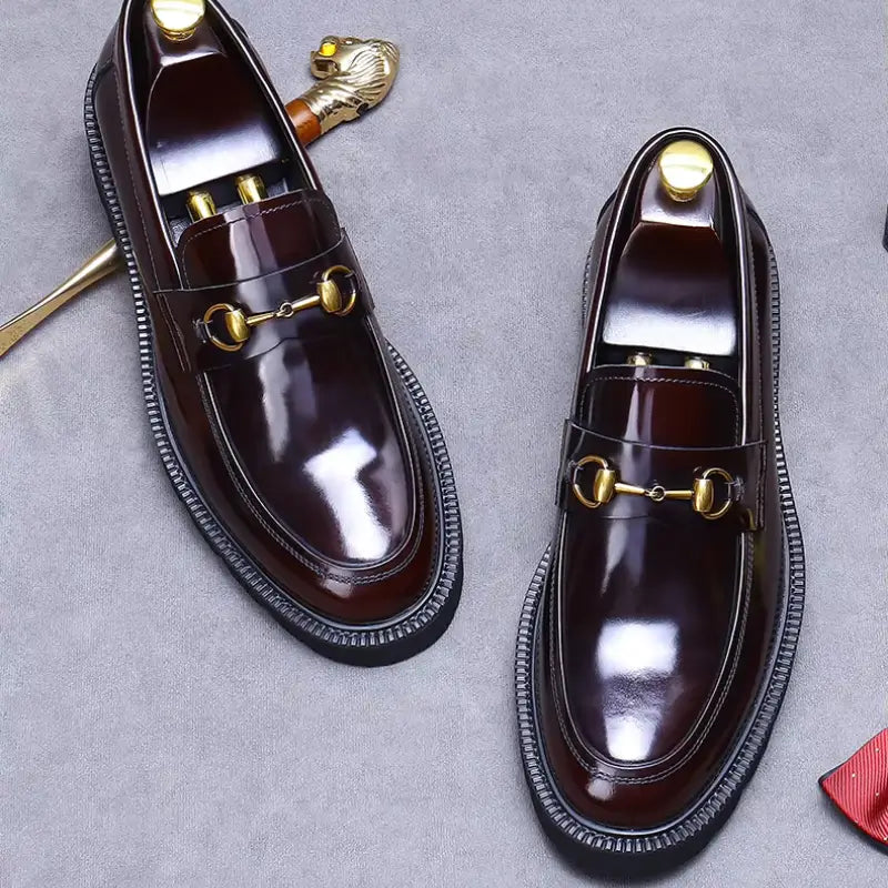 Loafer masculino em couro na cor vinho, modelo tratorado, ideal para eventos especiais e uso casual.