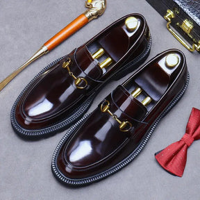 Loafer masculino em couro na cor vinho, modelo tratorado, ideal para eventos especiais e uso casual.