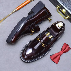 Loafer masculino em couro na cor vinho, modelo tratorado, ideal para eventos especiais e uso casual.