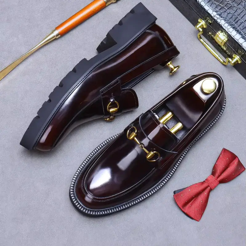 Loafer masculino em couro na cor vinho, modelo tratorado, ideal para eventos especiais e uso casual.