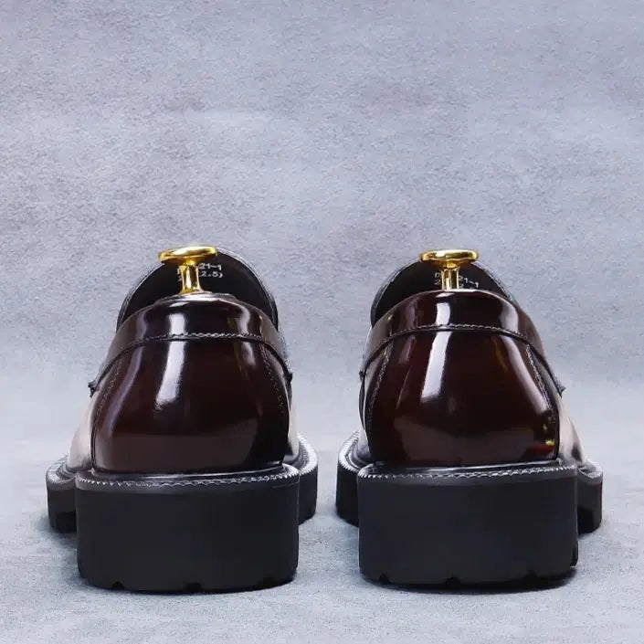 Loafer masculino em couro na cor vinho, modelo tratorado, ideal para eventos especiais e uso casual.