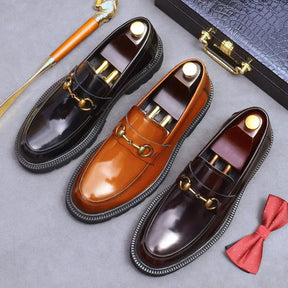 Loafer masculino em couro , modelo tratorado, ideal para eventos especiais e uso casual.