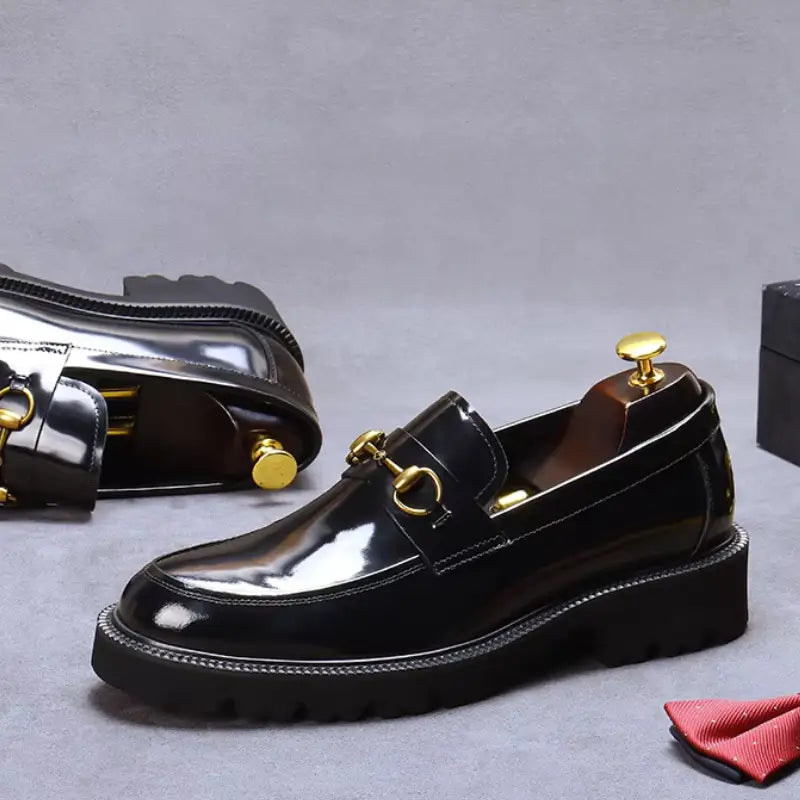 Loafer masculino em couro na cor preta, modelo tratorado, ideal para eventos especiais e uso casual.