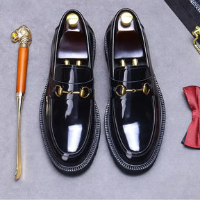 Loafer masculino em couro na cor preto, modelo tratorado, ideal para eventos especiais e uso casual.
