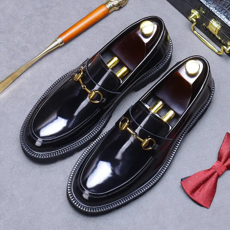 Loafer masculino em couro na cor vinho, modelo tratorado, ideal para eventos especiais e uso casual.