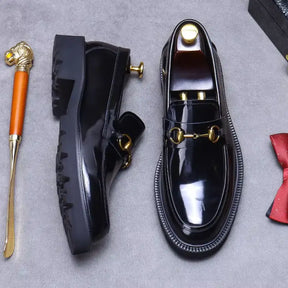 Loafer masculino em couro na cor vinho, modelo tratorado, ideal para eventos especiais e uso casual.