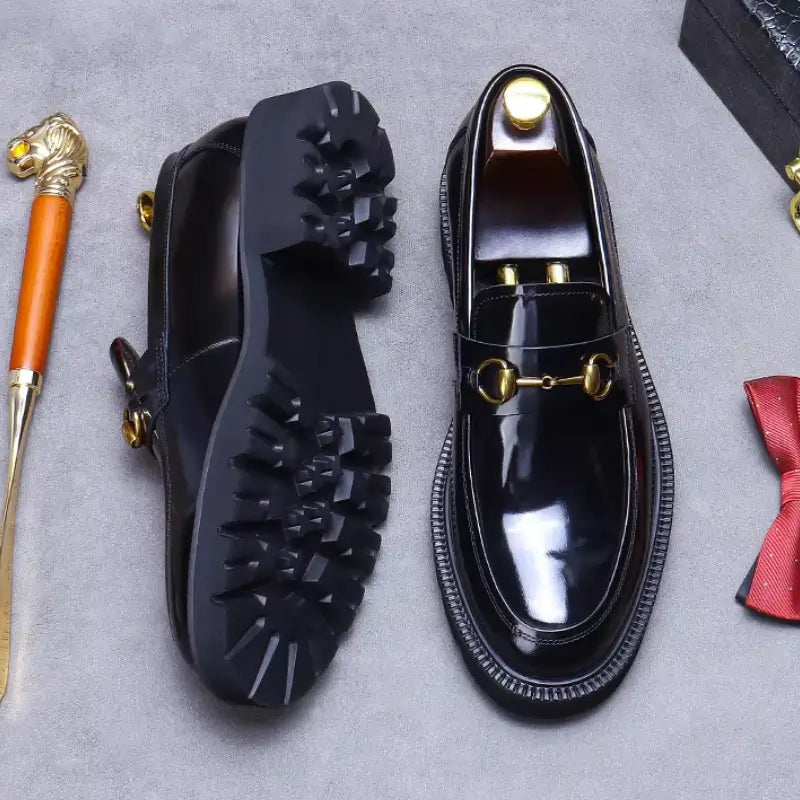 Loafer masculino em couro na cor vinho, modelo tratorado, ideal para eventos especiais e uso casual.