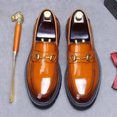 Loafer masculino em couro na cor marrom, modelo tratorado, ideal para eventos especiais e uso casual.