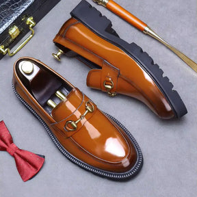 Loafer masculino em couro na cor marrom, modelo tratorado, ideal para eventos especiais e uso casual.