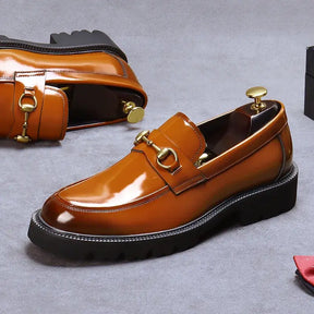 Loafer masculino em couro na cor marrom, modelo tratorado, ideal para eventos especiais e uso casual.