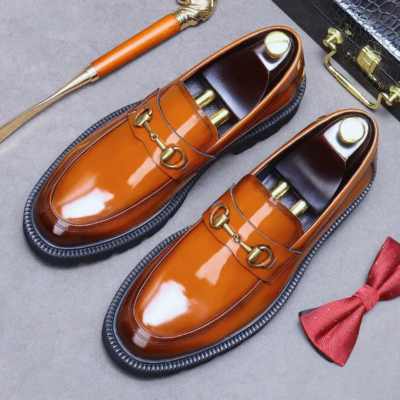 Loafer masculino em couro na cor marrom, modelo tratorado, ideal para eventos especiais e uso casual.