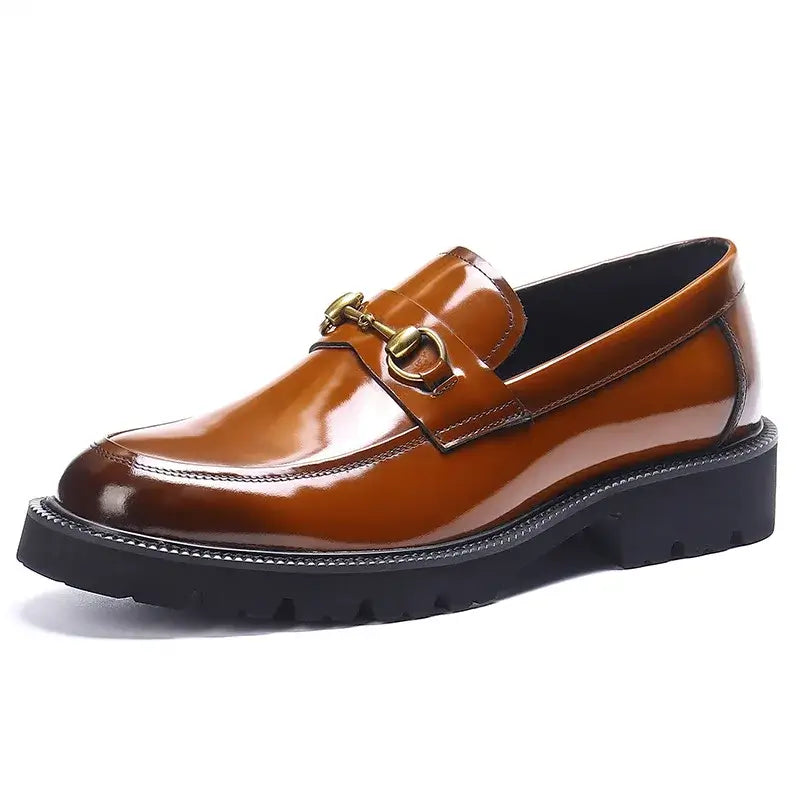 Loafer masculino em couro na cor marrom, modelo tratorado, ideal para eventos especiais e uso casual.